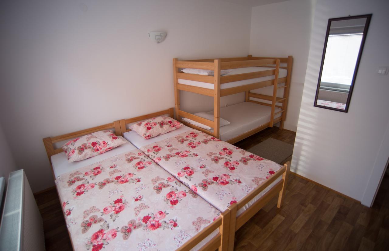 Hostel Larisa Banja Luka Exterior photo